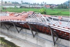 Atap ruangan kelas TK RSBI ambruk